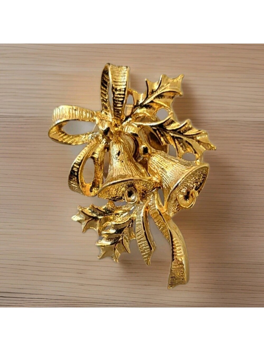 Roma Holiday Christmas Bell & Bow Brooch Lapel Pin Vintage Golden EUC Mint R35